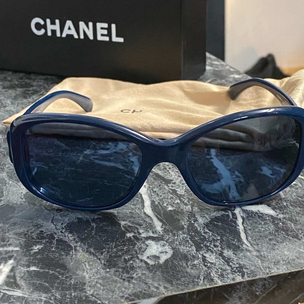 CHANEL
Blue Frame Quilted CC Logo Sunglasses-5189